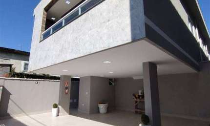 Excelente casa de condomínio sobreposta baixa com quintal privativo. O imóvel está localizado no Ribeirópolis, bairro que tem recebido muita valorização através de recentes investimentos em Praia Gran