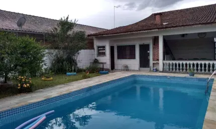 EXCELENTE CASA COM 04 DORMITÓRIOS NO BAIRRO JARDIM REAL EM PRAIA GRANDE!