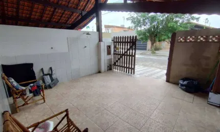 Excelente casa geminada de 01 dormitório e 02 vagas de garagem. O imóvel está localizado no Balneário Maracanã, localização que recebeu diversos investimentos na infraestrutura, proporcionando mais co