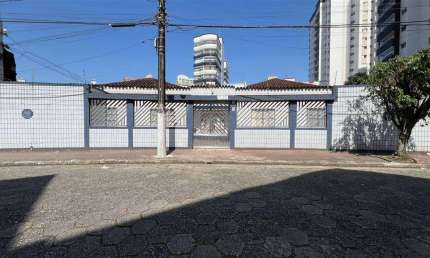 Excelente casa de condomínio tipo kitnet reformado com vaga de garagem. O imóvel está localizado na Vila Guilhermina, um dos bairros mais movimentados de Praia Grande, localização que recebeu diversos