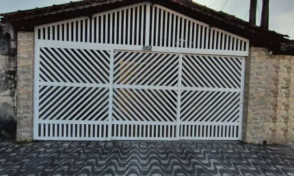 Excelente casa bem arejada e iluminada com 03 dormitórios, sendo 01 suíte, ampla garagem, área com churrasqueira. O imóvel está localizado no Balneário Maracanã, localização que recebeu diversos inves