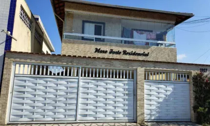 Excelente casa de condomínio sobreposta alta com ,02 dormitórios para locação. O imóvel está localizado no Parque das Américas, bairro que vem se valorizando através de recentes investimentos em Praia
