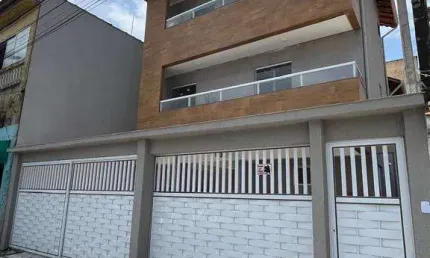 Excelente sobrado de condomínio com 02 dormitórios, 01 banheiro social, 01 lavabo e quintal privativo. o imóvel está localizado na vila mirim, localização que recebeu diversos investimentos na infraes