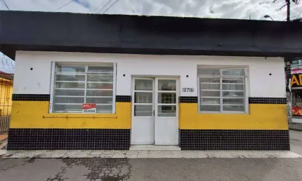 Excelente ponto comercial em localização estratégica, ideal para lojas, escritórios, clínicas ou consultórios, o imóvel possui 06 salas bem distribuidas e 04 banheiros. O imóvel está localizado na Vil