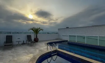 Apartamento 3 suítes com 4 vagas demarcadas no canto do forte