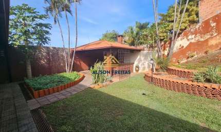 Casa próximo ao centro, com amplo terreno em Ibiporã/PR