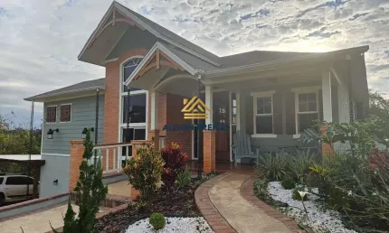 Casa com arquitetura americana no condomínio Royal Boulevard Ibiporã/PR