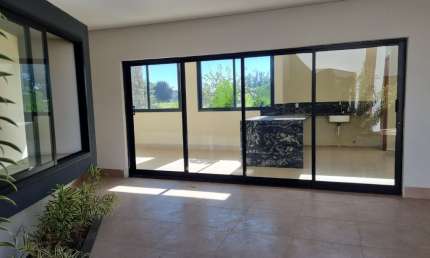 Casa nova em condomínio com 04 quartos sendo 02 suítes!!