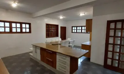 Casa espaçosa com 6 dormitórios, moradia ou clinica de beleza e estética!
