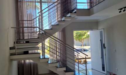 Casa com 04 dormitórios, aconchegante e no melhor condomínio do vale