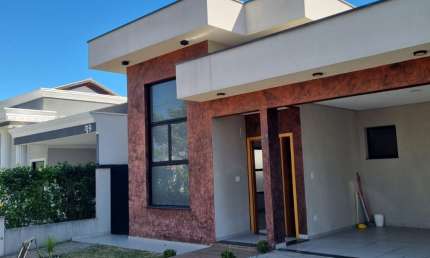Casa térrea em condomínio fechado com 03 dormitórios