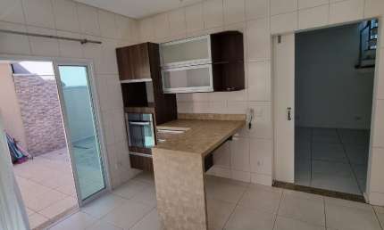 Casa com 04 dormitórios em condomínio com segurança 24h
