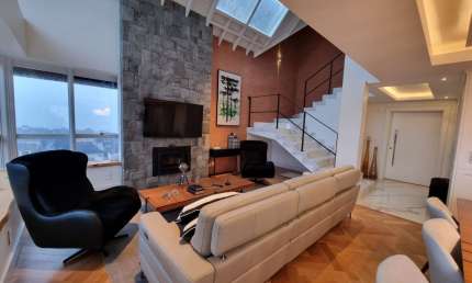 Triplex com 04 suítes, confortável, semimobiliada no centro de Gramado