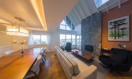 Triplex com 04 suítes, confortável, semimobiliada no centro de Gramado