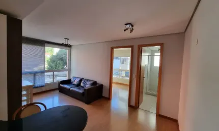 Apartamento bem localizado no Petrópolis com 01 dormitório e 1 vaga