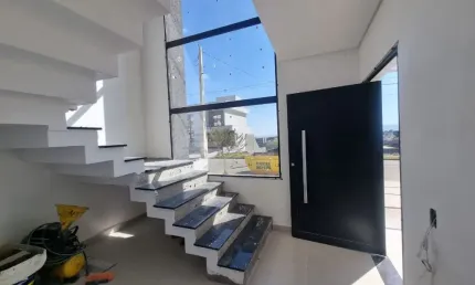 Casa sobrado com 03 dormitórios em condomínio fechado em Caçapava/SP