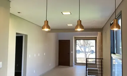 Casa Nova com 03 dormitórios, excelentes acabamentos e pronta pra morar!