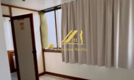 Aluga-se sala comercial, mobiliada, 35m2 no Centro Empresarial Joventino Silva, uma das melhores localizações do Itaigara. Possui 1 vaga de garagem.