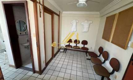 Aluga-se sala comercial, mobiliada, 35m2 no Centro Empresarial Joventino Silva, uma das melhores localizações do Itaigara. Possui 1 vaga de garagem.