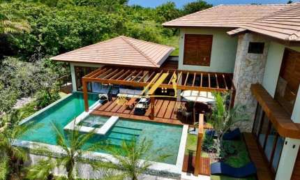 Casa Extraordinária no Condomínio Praia Bella em Praia do Forte. 6 suítes, 500m2 de área construída, a 700m da Praia! Finamente decorada e mobiliada!
