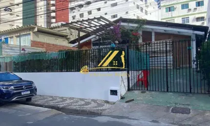 Alugamos Casa para fins comerciais numa ótima localização na Pituba. Bem em frente à Escola Gurilândia. Perto da Av. Paulo VI.