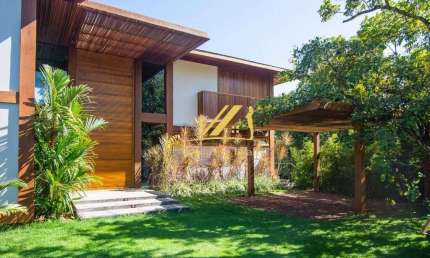 Casa de luxo com 5 suítes, 639m2 de área construída no incrível Condomínio Enseada do Castelo. 1 cota por R$ 1.280.000,00.