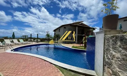 Oahu Imbassaí, Apartamento 2 suítes, lavabo, varanda com deck descoberto, sala, cozinha e área de serviço, 79,29m2. Finamente decorado e mobiliado!
