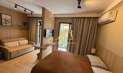 Apartamento quarto e sala com varanda, 31m2, finamente decorado e mobiliado. House Pituba. Nascente, andar baixo, rooftop com vista mar! Vaga rotativa