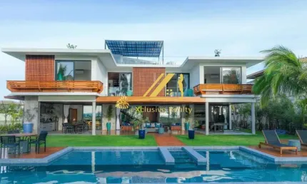 Mansão de alto luxo beira mar na Praia do Forte. Super moderna e recém construída, possui 8 suítes espaçosas e uma infraestrutura completa. 800m2