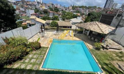 Casa super espaçosa e confortável no Condomínio fechado, Quinta do Candeal. 4 suítes com piscina, churrasqueira e bastante espaço com jardim.