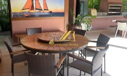 Condomínio Casas de Praia do Forte, 300m da vila. Casa finamente decorada e mobiliada em Praia do Forte. 4 suítes, com piscina, jardim. 260m2