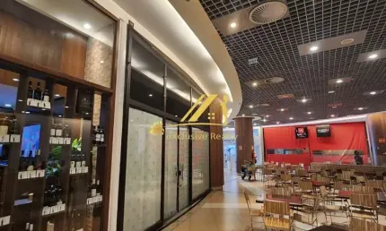 Aluguel de loja no Mundo Plaza. 75 m2 com mezanino, em frente à praça de alimentação. 1 vaga de garagem coberta.