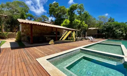 PRAIA DO FORTE EXCLUSIVE: Casa duplex finamente decorada e mobiliada: 3 quartos, lavabo, varanda com espaço gourmet e cozinha americana. Energia solar