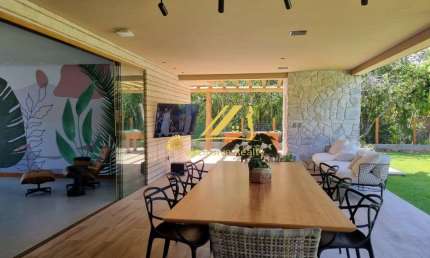 Casa 6 suítes 400m2 decorada e mobiliada em Praia do Forte. Condomínio Praia Bella, com total infraestrutura de lazer!