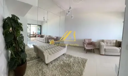 Apartamento 2 quartos, 70m2, mobiliado e vista mar. Bem ventilado. A 200m da praia, perto da Orla de Armação. 1 vaga de garagem, prédio com piscina