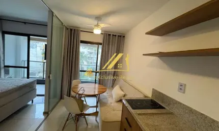 House Pituba, quarto e sala com varanda mobiliado para aluguel. 31m2, andar baixo. A 650m da Praia. Vaga rotativa