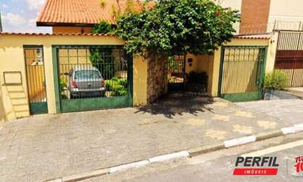CASA ASSOBRADADA COM 03 DORMITÓRIOS COM 01 SUÍTE E 05 VAGAS.