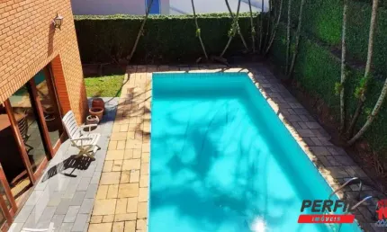 SOBRADO EM CONDOMÍNIO FECHADO EM ALPHAVILLE COM 05 DORMITÓRIOS - 580M²