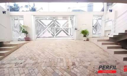 SOBRADO EM CONDOMÍNIO FECHADO COM 04 SUÍTES E 05 VAGAS COBERTAS - 408M²