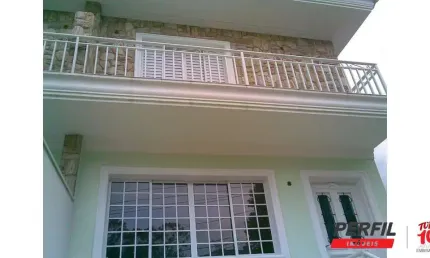 MARAVILHOSO SOBRADO COM FINO ACABAMENTO EM RUA ARBORIZADA
