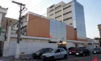 Prédio comercial com 4.258m² de área construída, 80 leitos