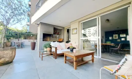 Lindo apartamento Garden a venda na Vila Andrade  com 250m² ,  com 3 suítes,  5 banheiros,  2 vagas de garagem.