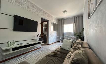 Apartamento de 02 dormitórios com móveis planejados no Residencial Espanha.