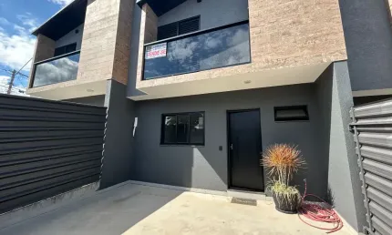 Sobrado com 02 Suítes, em charmoso Condomínio no Bairro Cidade Jardim