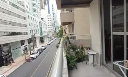 Apartamento no centro de Balneário Camboriú, a 500 metros da praia