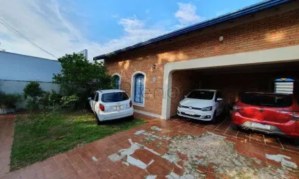 Casa à venda com 3 quartos no Parque São Quirino, Campinas.