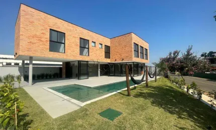 Sobrado à venda em Jaguariúna, Residencial Campo Camanducaia, com 4 suítes, com 350 m²