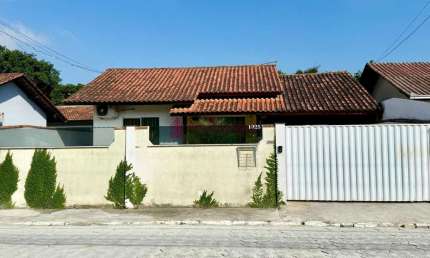 Casa com 4 dormitórios sendo 1 suíte na Meia Praia em Navegantes - Patrícia Cous