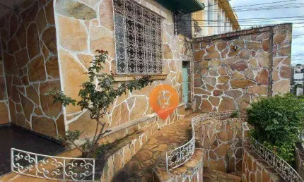Casa de 3 quartos, quintal e edículas no bairro Santa Tereza