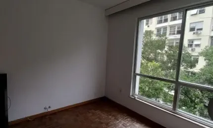 VENDO APARTAMENTO NO LEME COM 3 QUARTOS SENDO 1 SUÍTE COM 100M² , DEPENDÊNCIA E 1 VAGA , 1 POR ANDAR NA QUADRA DA PRAIA